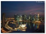 Singapur - Aussicht vom Singapur Flyer im Vordergund stht das Marina Bay Sands Hotel